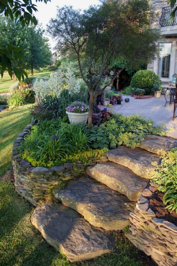 Make stone wall in the garden - creative exterior architecture