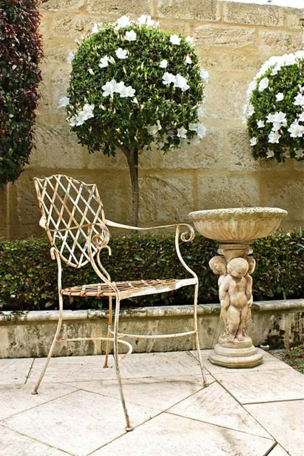 Make stone wall in the garden - creative exterior architecture