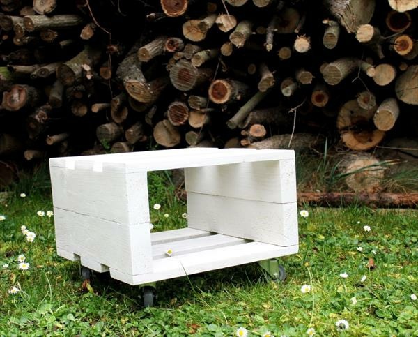 Stool wooden pallets - colors and usefulness