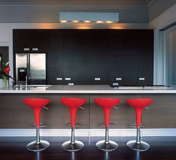 Cool red color for the kitchen with momentum