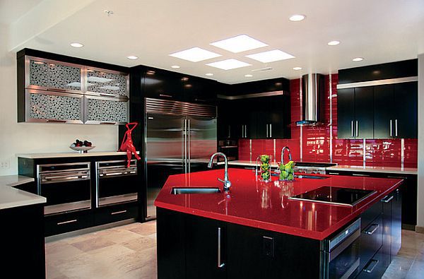 Cool red color for the kitchen with momentum