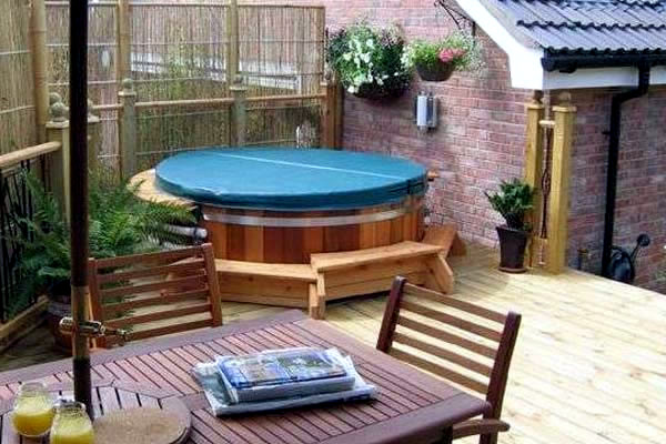 Portable hot tub for outdoor fun in the garden or swimming pool? Portable hot tub for outdoor fun in the garden or swimming pool?