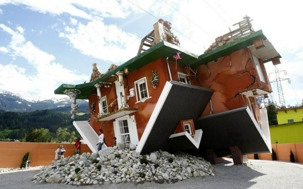 Architektur - Upside Down House Design in Austria attracts a lot of attention to