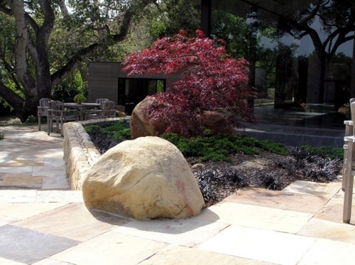 Boulders in the garden for a more beautiful landscape