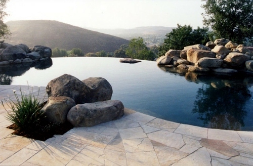 Boulders in the garden for a more beautiful landscape