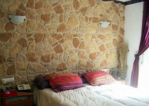How you could decorate a brick wall behind your bed 31 ideas
