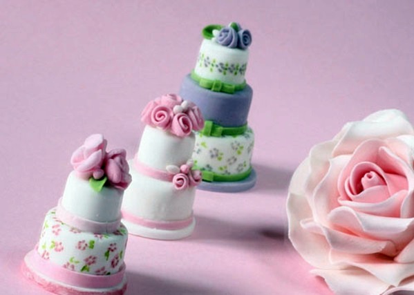 Hochzeitstisch dekorieren - Tiered wedding cakes - the symbol of every wedding ceremony