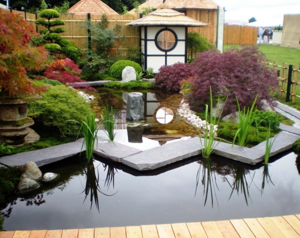 Landscaping with rocks and water - small Japanese garden