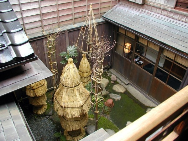 Landscaping with rocks and water - small Japanese garden