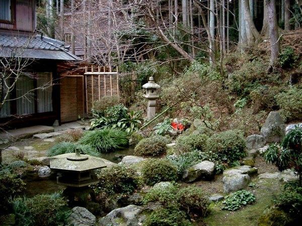 Landscaping with rocks and water - small Japanese garden