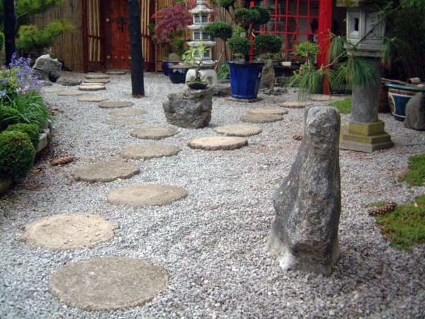 Landscaping with rocks and water - small Japanese garden