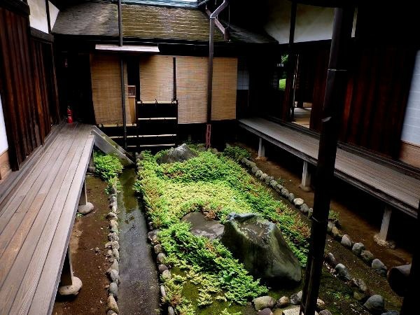 Landscaping with rocks and water - small Japanese garden