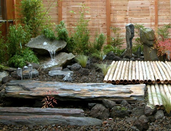 Landscaping with rocks and water - small Japanese garden
