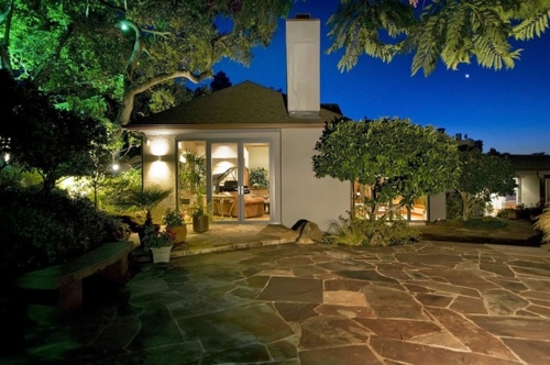 Stone slabs in the garden - useful advice for the design in the landscape style