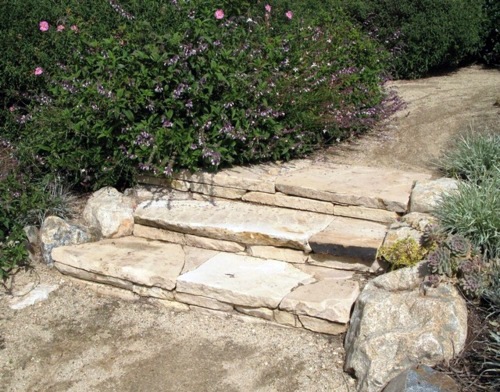Stone slabs in the garden - useful advice for the design in the landscape style