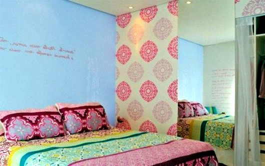 Turquoise-colored interiors and colorful garden