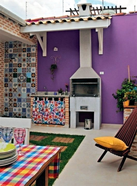 Turquoise-colored interiors and colorful garden