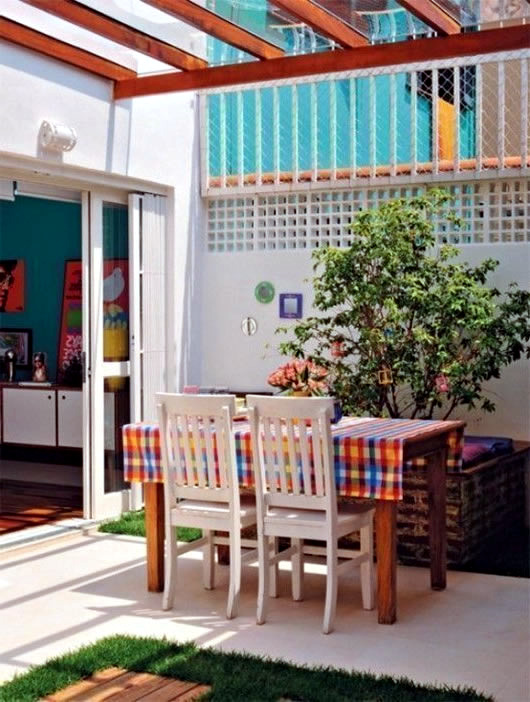 Turquoise-colored interiors and colorful garden