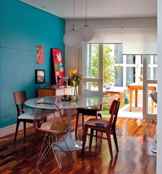 Turquoise-colored interiors and colorful garden
