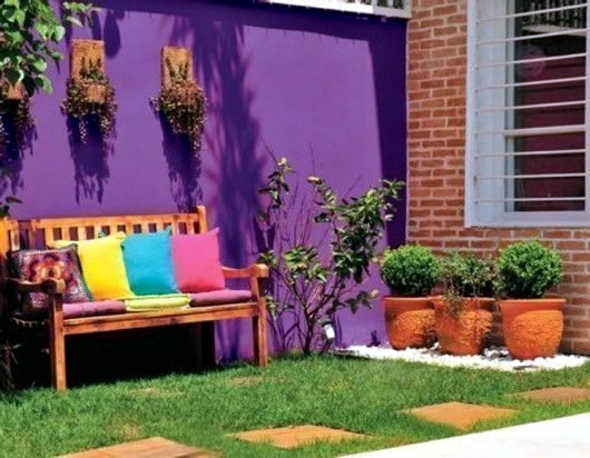 Turquoise-colored interiors and colorful garden