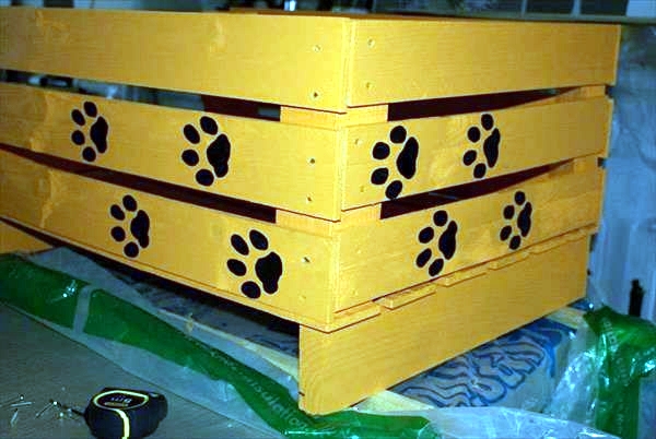 Make great dog beds from Euro pallets themselves - dog beds made of wood