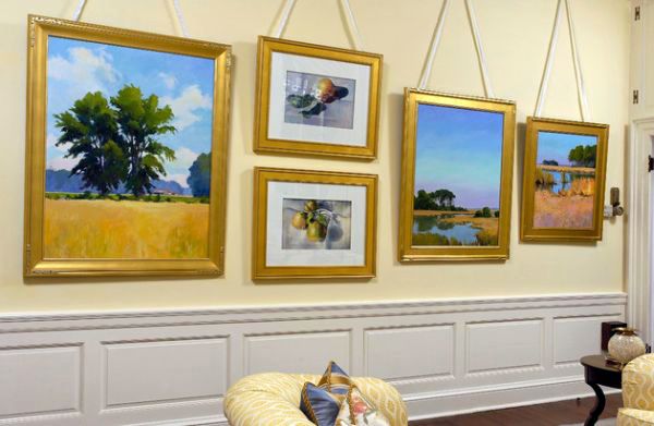 Golden accents: Modern interior with golden luster
