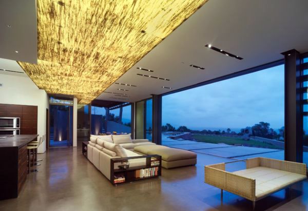 Golden accents: Modern interior with golden luster