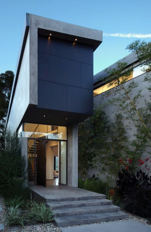 Mandeville Canyon Residence by Griffin Enright Architects
