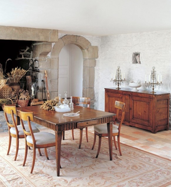 Elegant Decor In The Dining Room With Rustic Furniture Interior