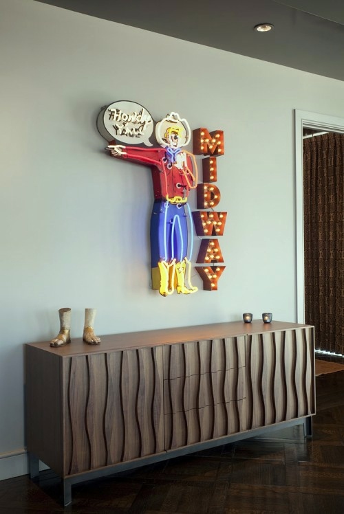 Vintage signs in interior use - stylish decoration ideas
