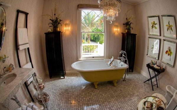 Freestanding bathtubs in Victorian style