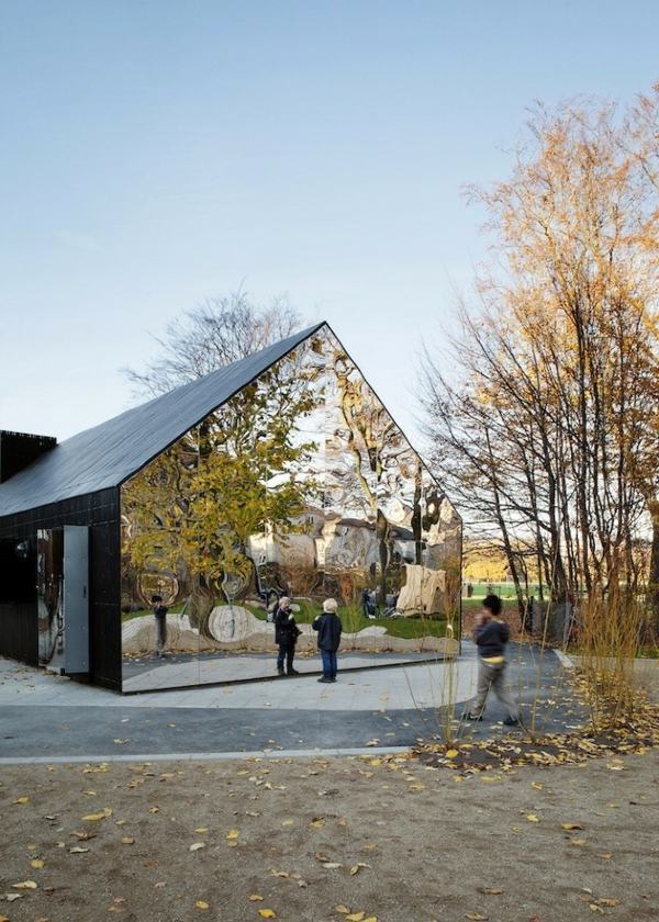 Designer house located with mirrored façade in Copenhagen