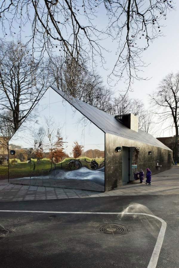 Designer house located with mirrored façade in Copenhagen