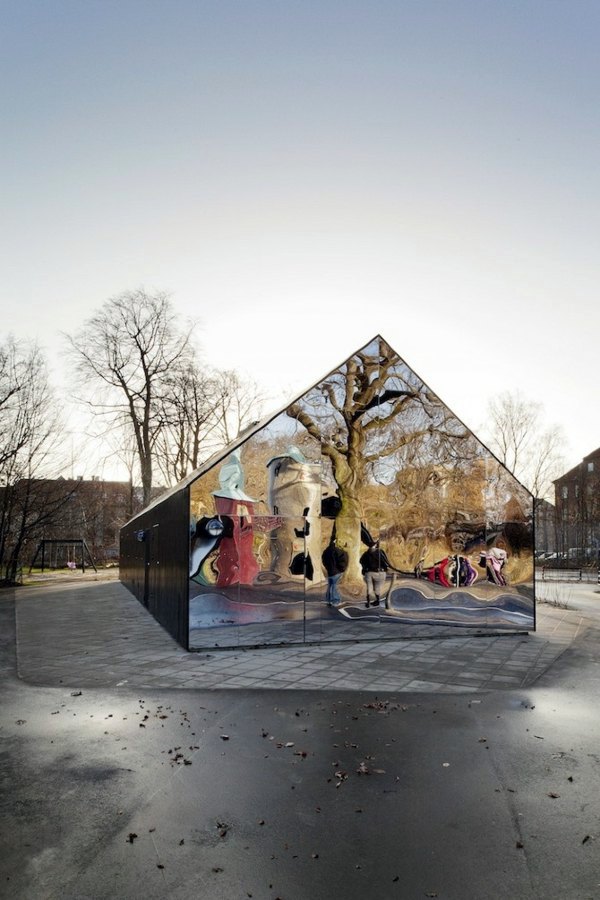 Designer house located with mirrored façade in Copenhagen Designer house located with mirrored façade in Copenhagen