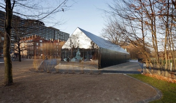 Designer house located with mirrored façade in Copenhagen