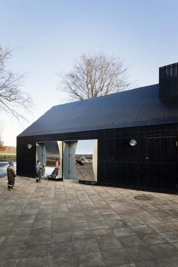 Designer house located with mirrored façade in Copenhagen