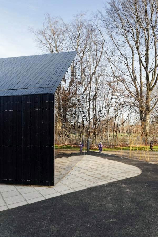 Designer house located with mirrored façade in Copenhagen