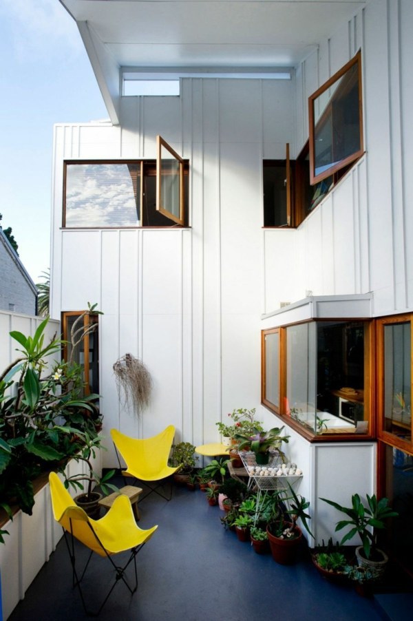 An eclectic house in Sydney shows colorful and playful interior