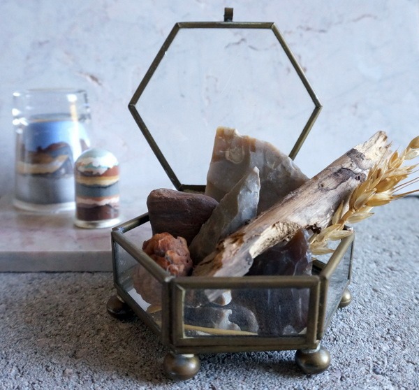 Integrate Maritime decoration and jewelery stones into the living room design