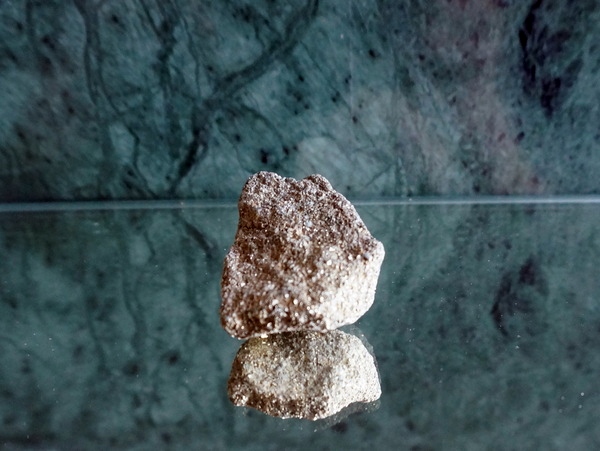 Integrate Maritime decoration and jewelery stones into the living room design