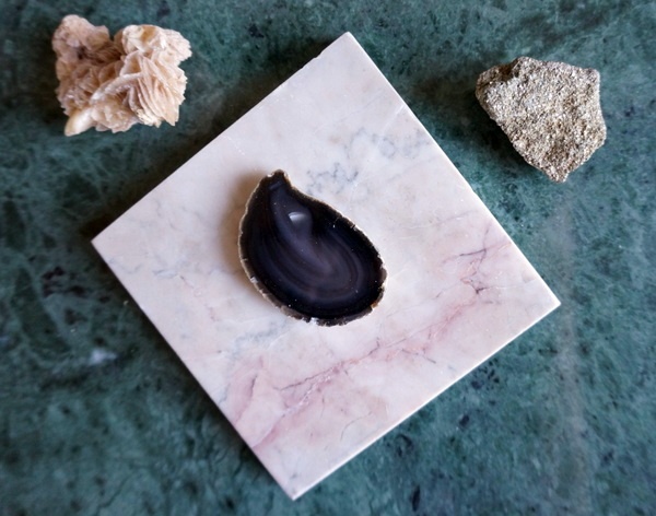 Integrate Maritime decoration and jewelery stones into the living room design
