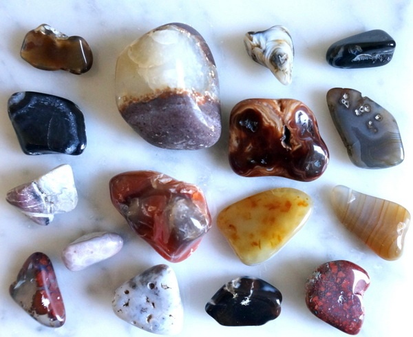 Integrate Maritime decoration and jewelery stones into the living room design