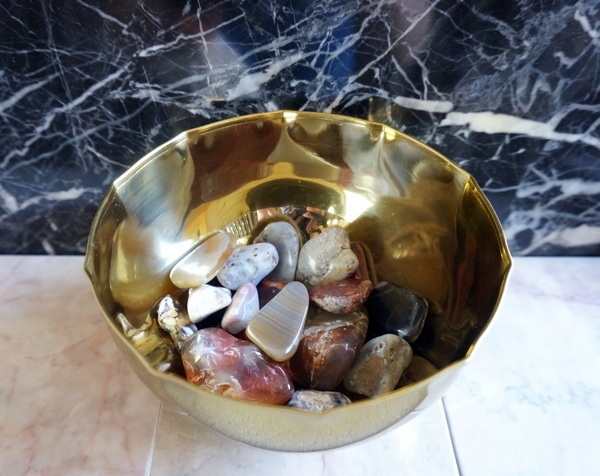 Integrate Maritime decoration and jewelery stones into the living room design