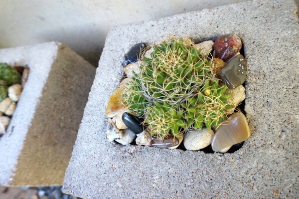 Integrate Maritime decoration and jewelery stones into the living room design