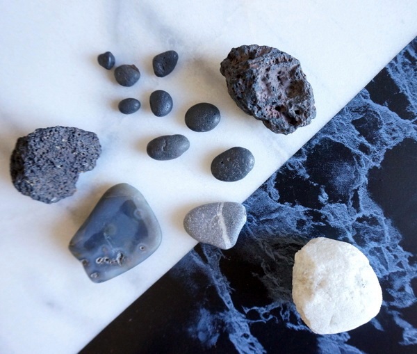 Integrate Maritime decoration and jewelery stones into the living room design