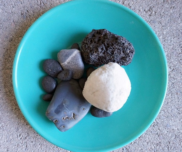 Integrate Maritime decoration and jewelery stones into the living room design