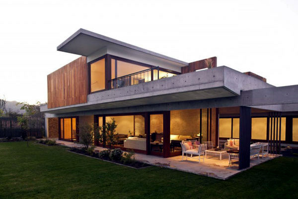 Wide modern house mix natural materials
