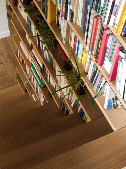 Install the library in the stairwell - practical and interesting idea