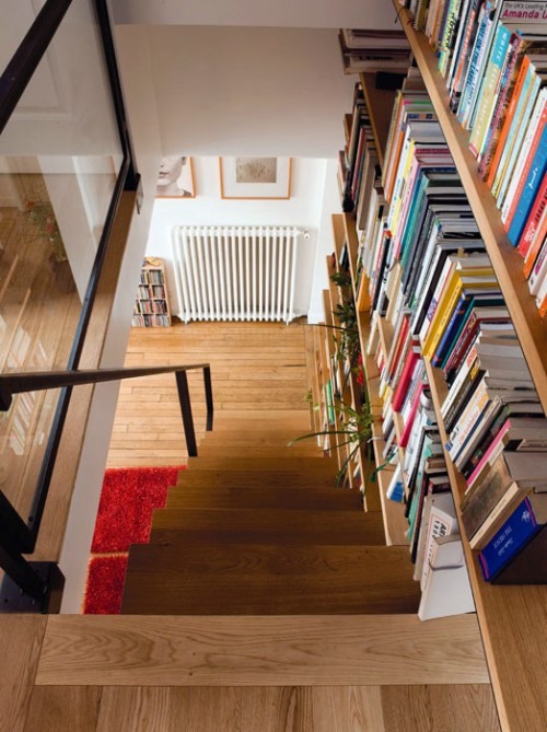Install the library in the stairwell - practical and interesting idea