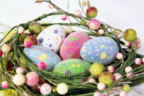 Easter decoration ideas with brightly painted and splendidly decorated Easter eggs